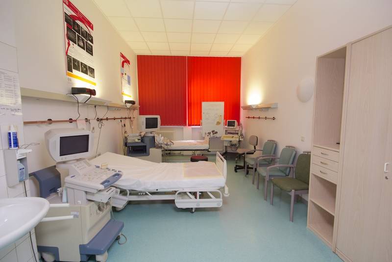 Voll eingerichtetes Behandlungszimmer mit zwei Betten