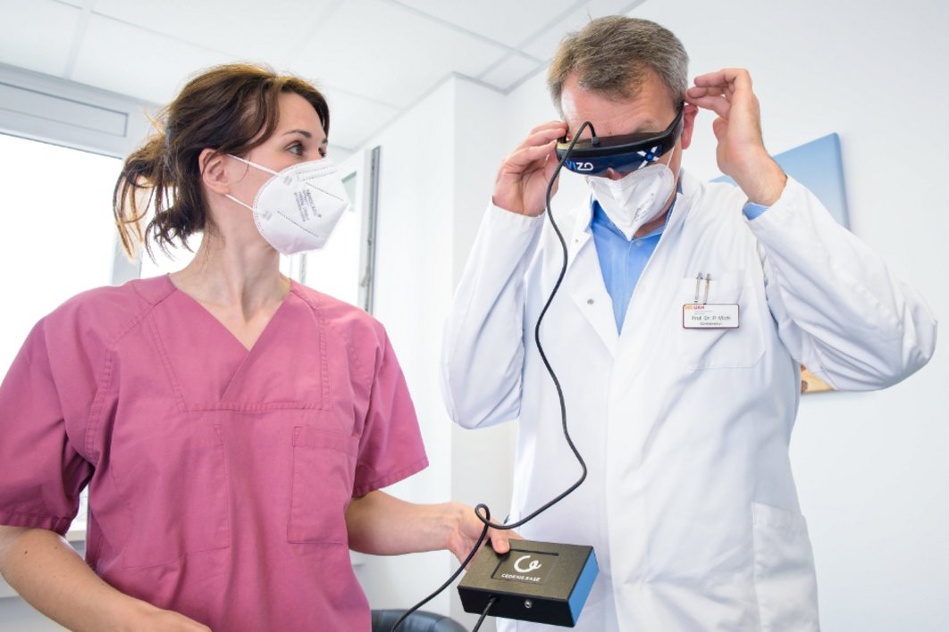 Medizinisches Personal mit einer VR-Brille