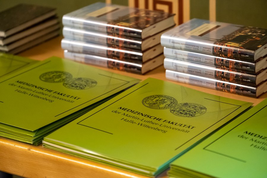 Grüne Urkundenmappen zum akademischen Festakt auf einem Tisch.