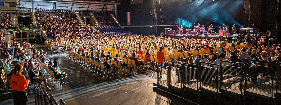 Gefüllte Plätze bei einer Veranstaltung in der Arena Leipzig