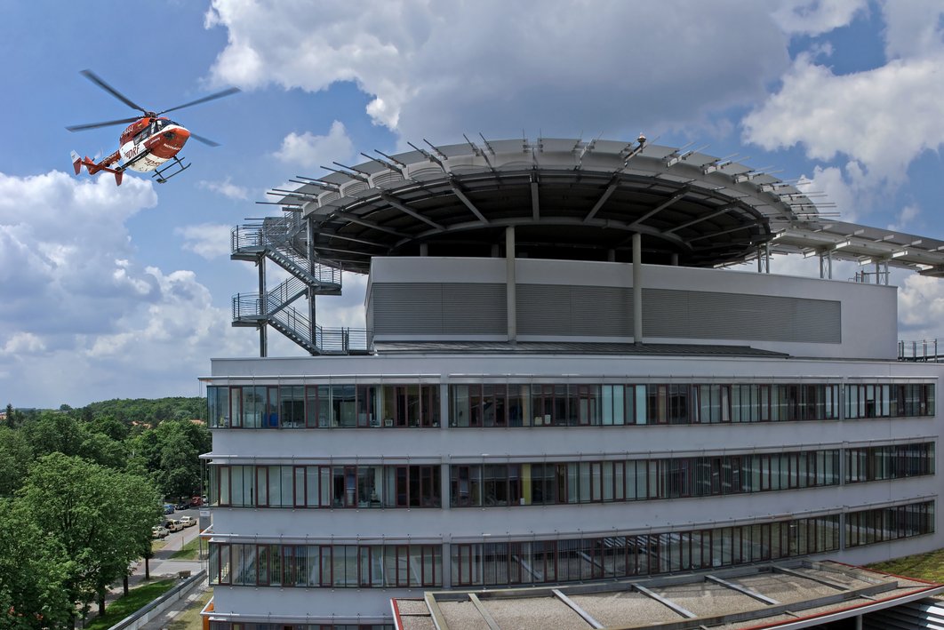 Hubschrauber im Landeanflug auf das Universitätsklinikum Halle (Saale)