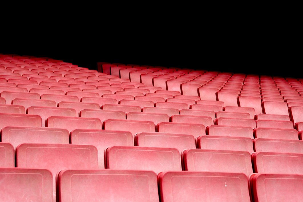Leere Stuhlreihen in einem Kino- oder Theatersaal