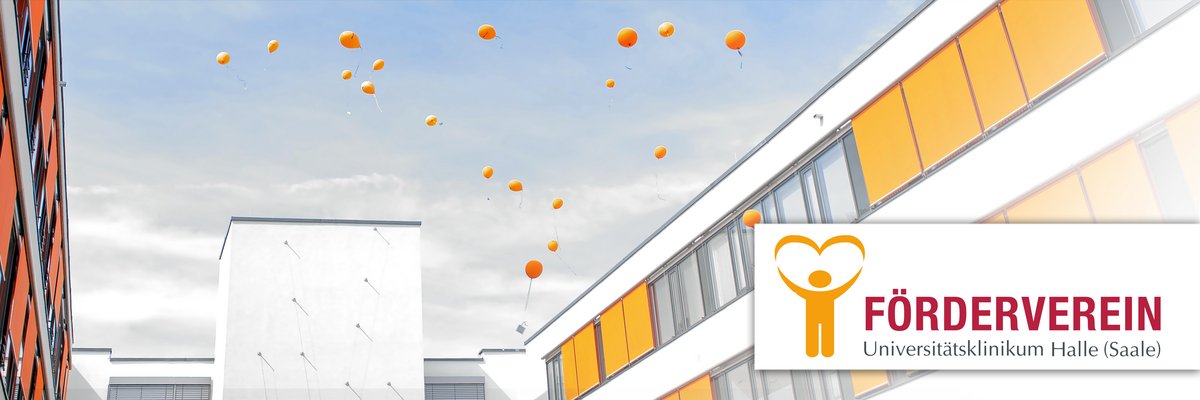 Orangene Luftballons steigen über dem UKH-Gebäude auf