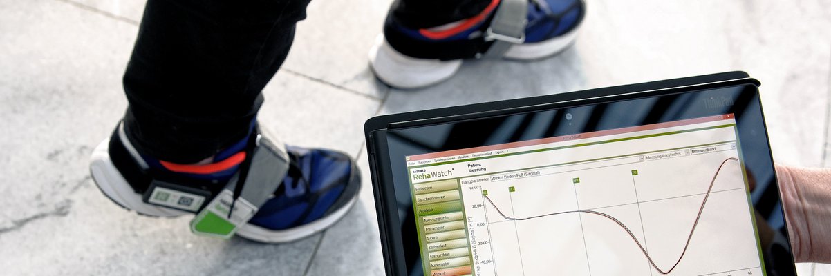Tablet mit Daten einer Sporttherapie, im Hintergrund ein Laufender