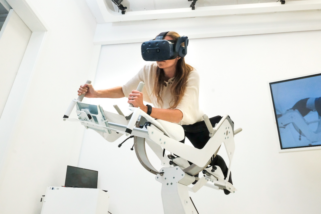 Im Scidea Lab Virtuelle Medizin kommt das VR-Fitnessgerät „Icaros Health“ zum Einsatz. Mit ihm können audiovisuelle Lernanwendungen für komplizierte, medizinische Sachverhalte entwickelt werden.