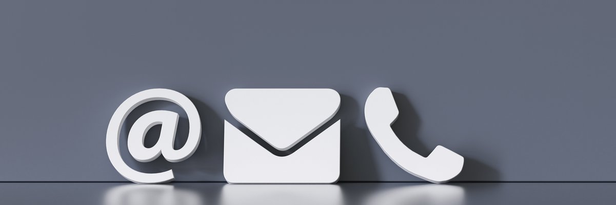 @-Zeichen, Briefumschlag und Telefonhörer in weiß auf grauem Grund als Symbol für Kontakt