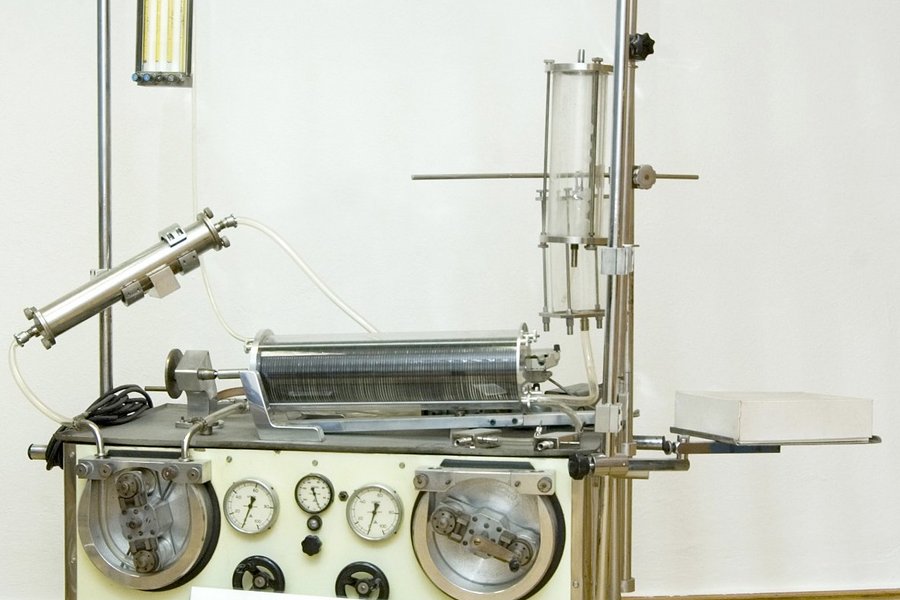 Abgebildet ist die historische Herz-Lungen-Maschine von 1962 benannt nach ihren Entwicklern Prof. Schober und Pof. Struß