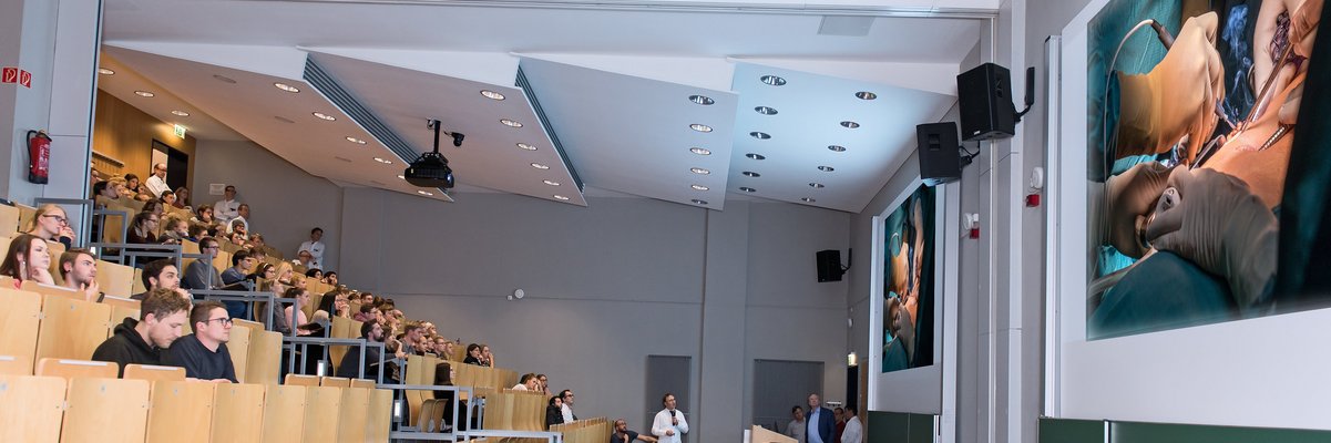 Menschen im Hörsaal bei einer Veranstaltung
