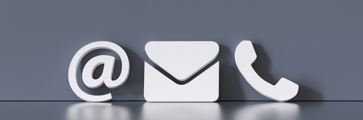 @-Zeichen, Briefumschlag und Telefonhörer in weiß auf grauem Grund als Symbol für Kontakt