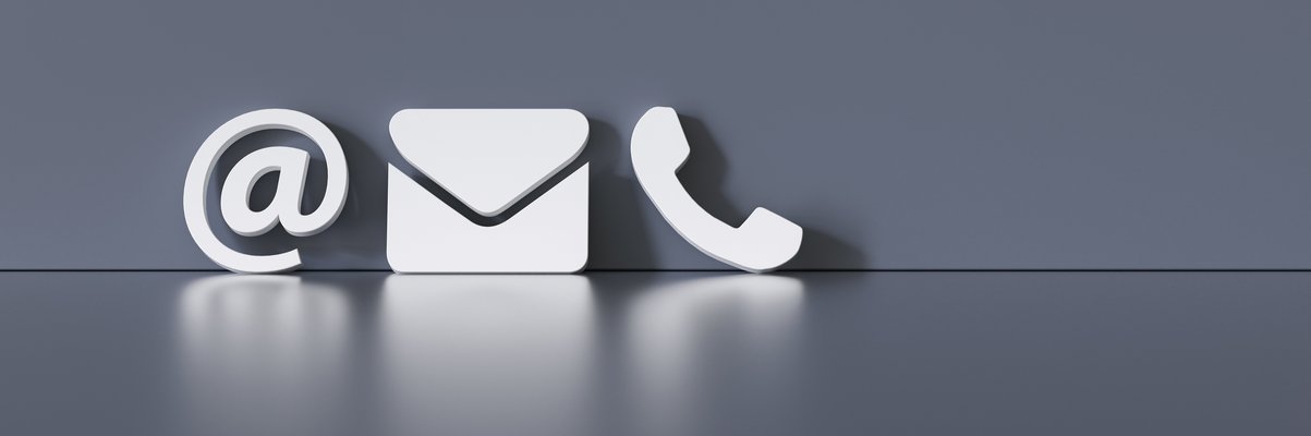 @-Zeichen, Briefumschlag und Telefonhörer in weiß auf grauen Grund als Symbol für Kontakt