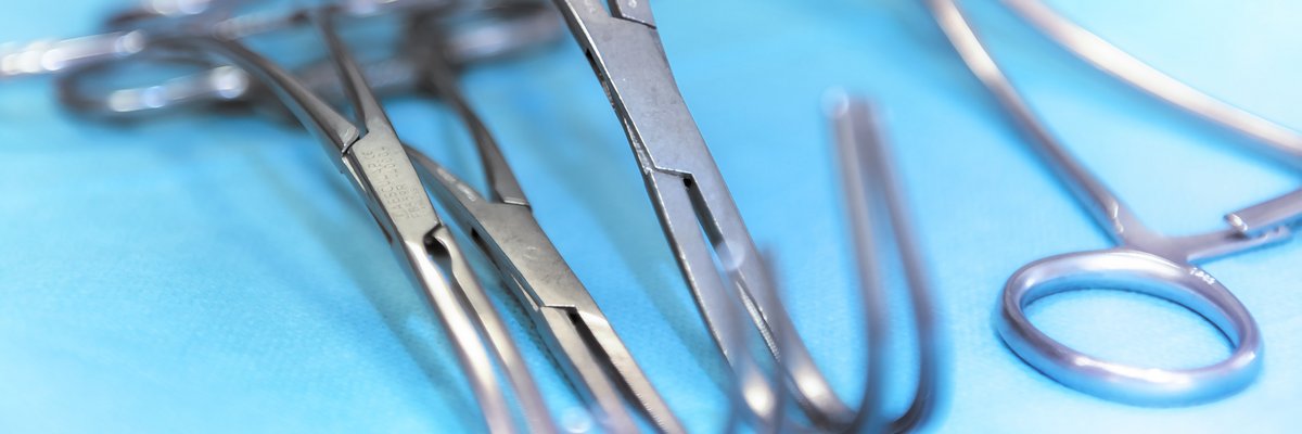 Sterile OP-Geräte auf blauem Tuch