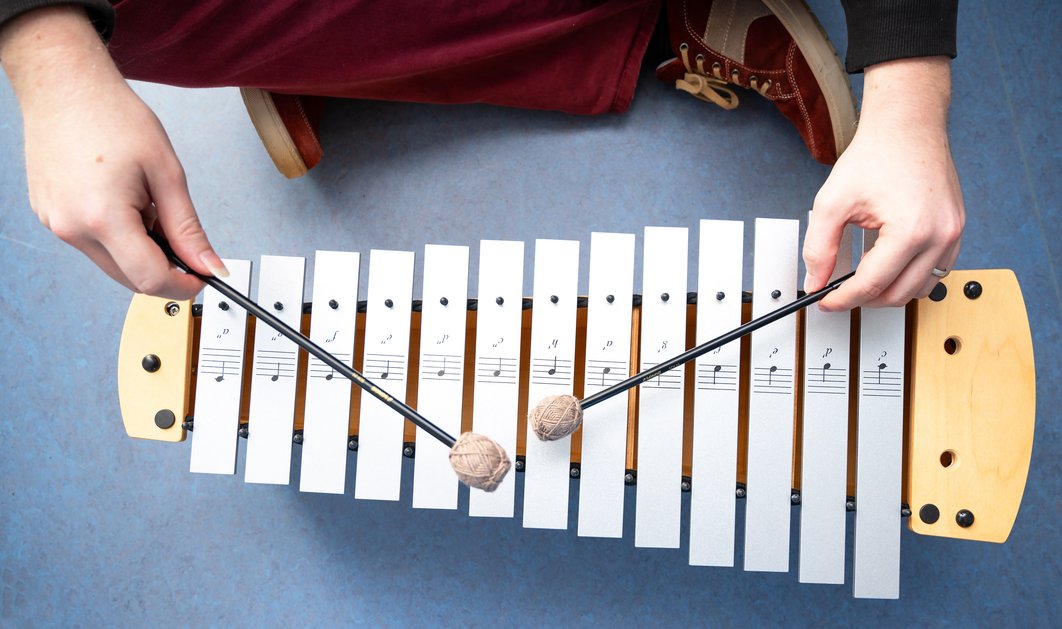 Mensch macht Musik auf Xylophon