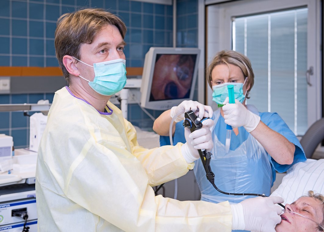 Dr. Eisenmann und eine Schwester bronchoskopieren eine Patientin.