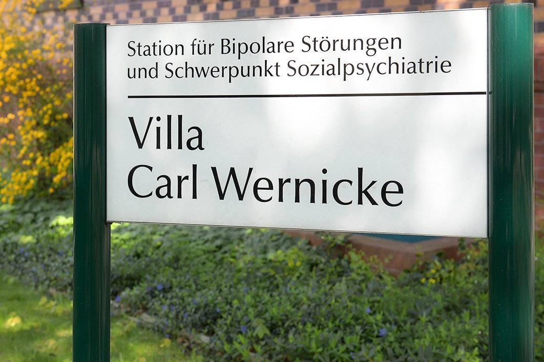 Schild mit Aufschrift Villa Carl Wernicke