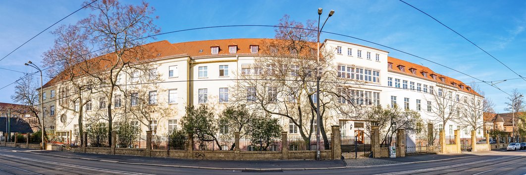 Blick auf Gebäude der MedFak in der Magdeburger Straße