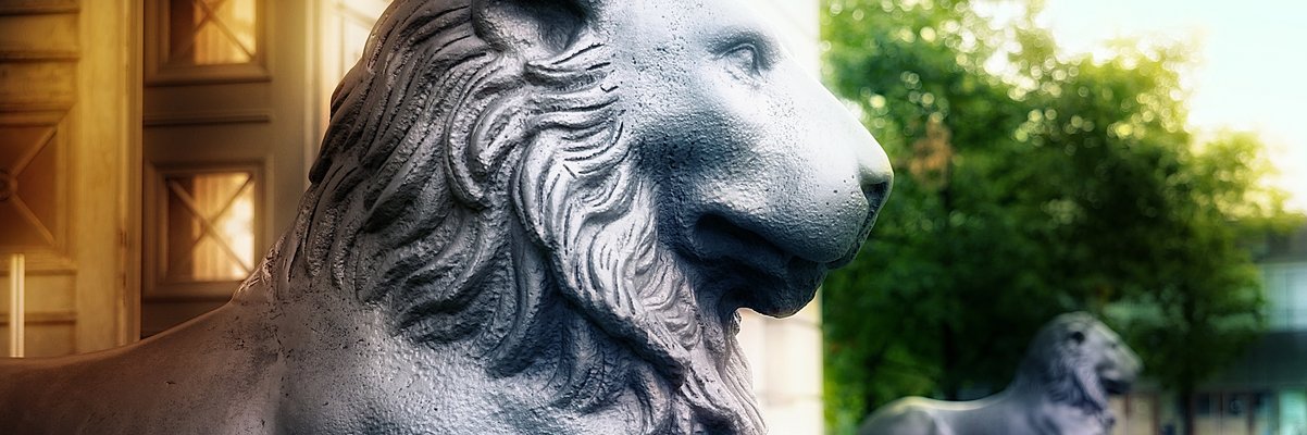 Löwenstatue vor dem Löwengebäude der Universität Halle-Wittenberg