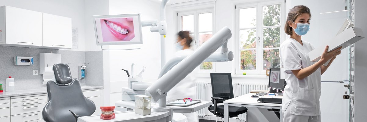 zwei Schwestern in einem Zahnarztbehandlungsraum
