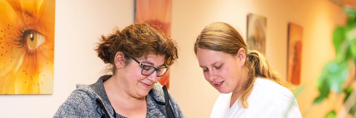 Zwei Frauen schauen in eine Patientenakte